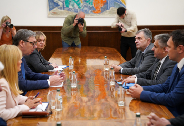 Završene konsultacije Vučića sa predstavnicima Alternative za promene