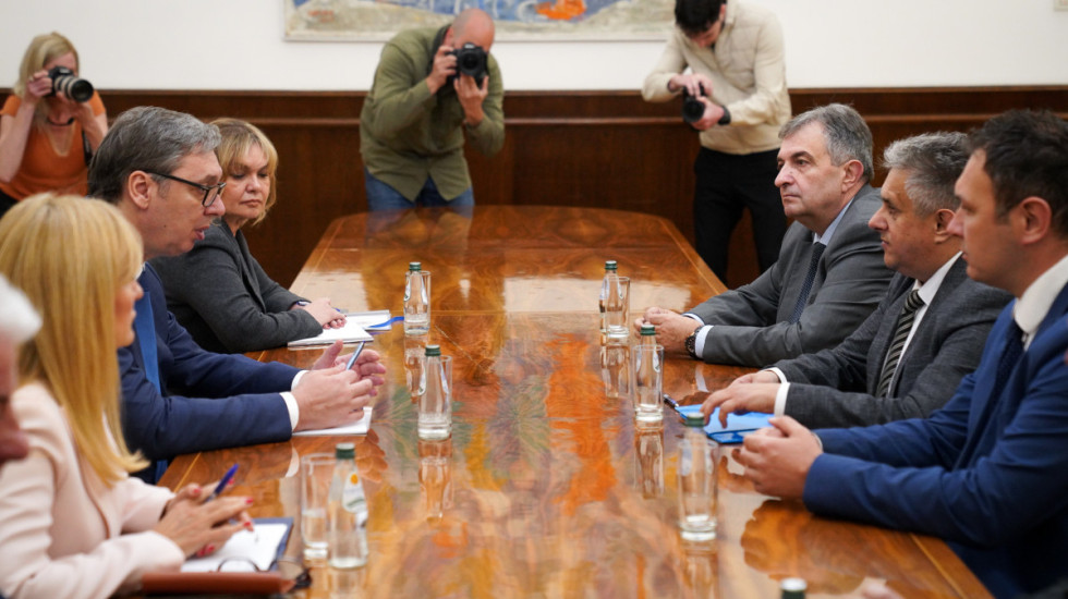 (FOTO) Vučić završio konsultacije sa predstavnicima Alternative za promene