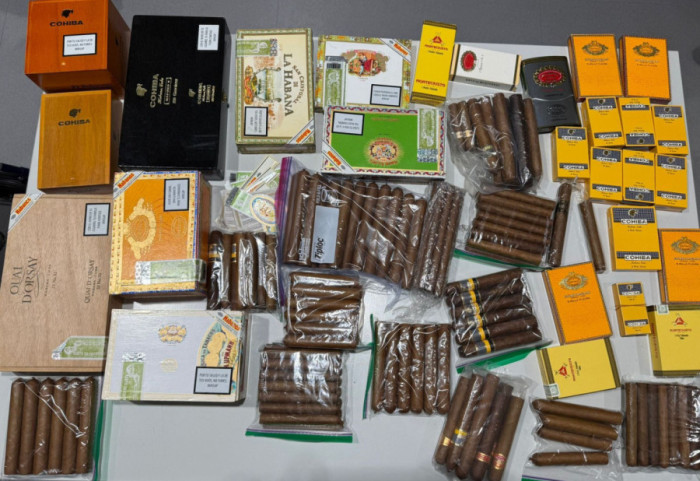 (FOTO) Carinici zaplenili dijamante i luksuzne satove: Vrednost robe veća od šest miliona dinara