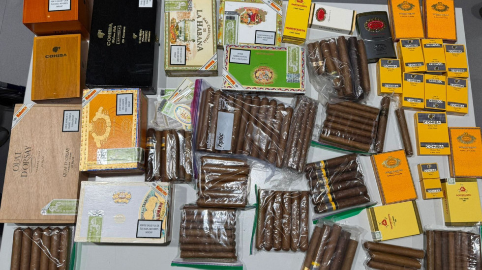 (FOTO) Carinici zaplenili dijamante i luksuzne satove: Vrednost robe veća od šest miliona dinara