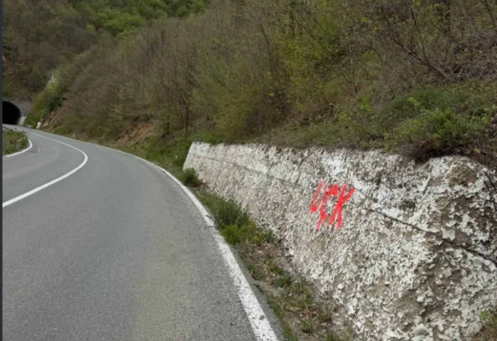 (FOTO) "Nova pretnja i provokacija na račun srpskog naroda": Grafiti UČK ispisani na putu u Zubinom Potoku