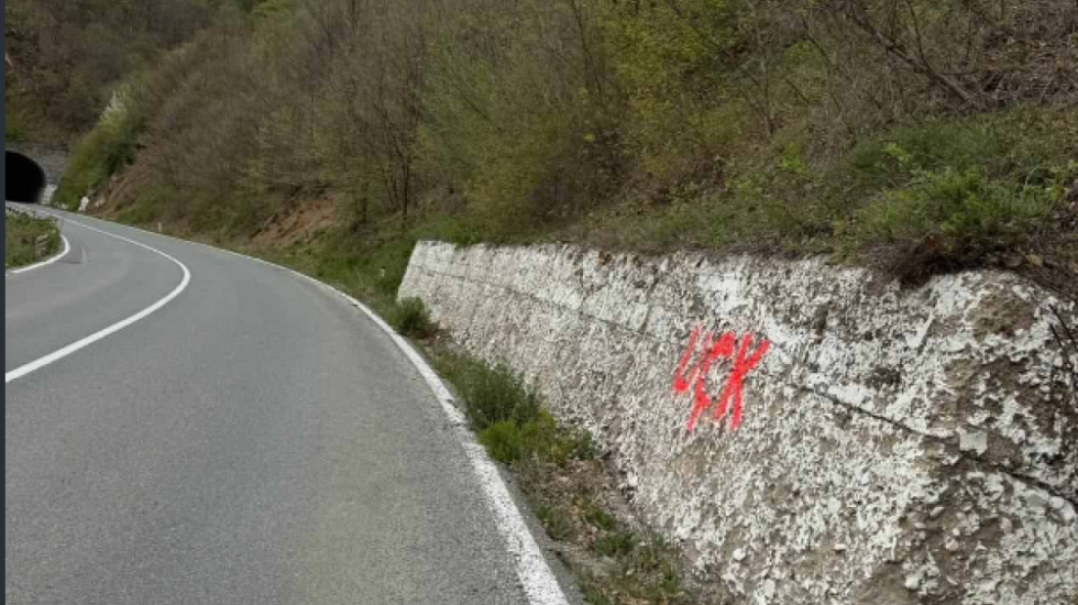 (FOTO) "Nova pretnja i provokacija na račun srpskog naroda": Grafiti UČK ispisani na putu u Zubinom Potoku