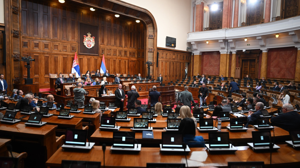 (FOTO) Na sednici Skupštine o rektoru Đokiću, maloletnicima na mrežama, rudarskim istraživanjima i uvozu mesa