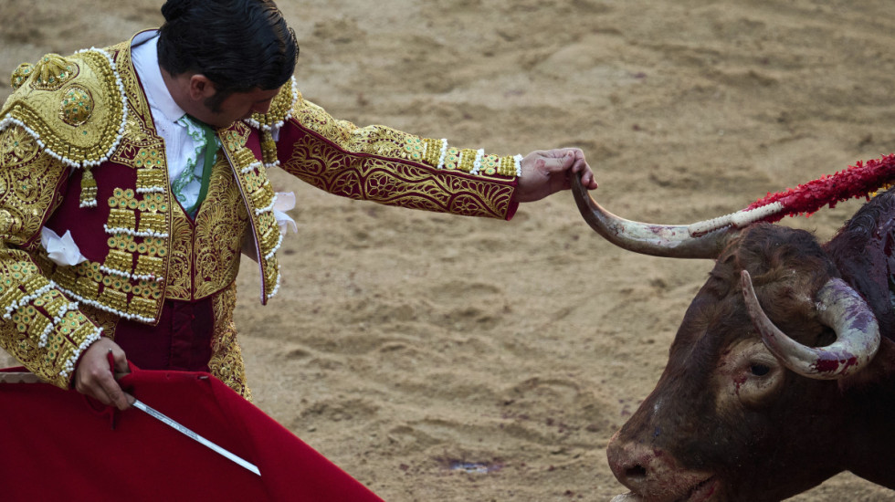 Poznati matador teško povređen u Sevilji: Bik ga ubo tokom borbe