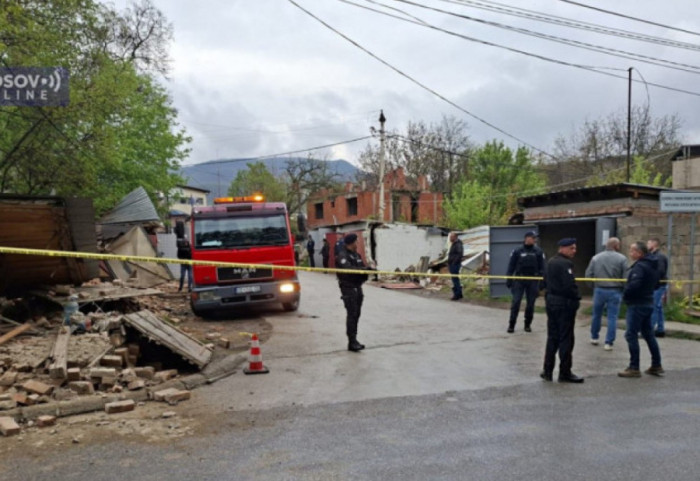 (FOTO) Srušene garaže u severnom delu Kosovske Mitrovice čiji su vlasnici Srbi: Na terenu policija i Euleks