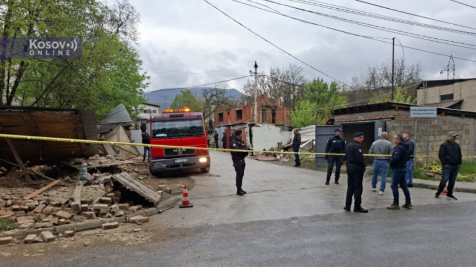 (FOTO) Srušene garaže u severnom delu Kosovske Mitrovice čiji su vlasnici Srbi: Na terenu policija i Euleks