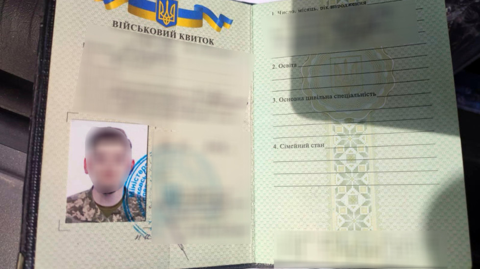 (FOTO) Učestvovao u ratu u stranoj zemlji: Uhapšen mladić kod kog je nađena vojna knjižica ukrajinske vojske i uniforma