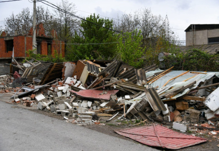 (FOTO) Srušene garaže u severnom delu Kosovske Mitrovice čiji su vlasnici Srbi: Na terenu policija i Euleks