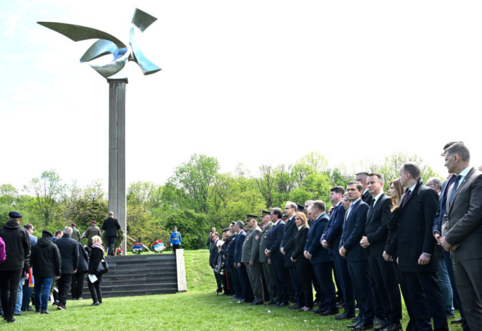 (FOTO) Dan sećanja na žrtve Holokausta u Jajincima: "Spomen-park simbol bola i obaveza na trajno sećanje"