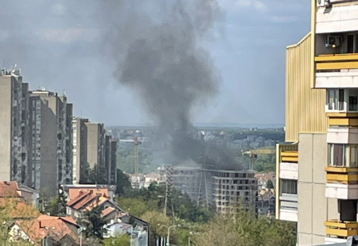 (FOTO) Požar na gradilištu na Čukaričkoj padini, više vatrogasnih vozila na terenu: Zapalila spoljna izolacija zgrade