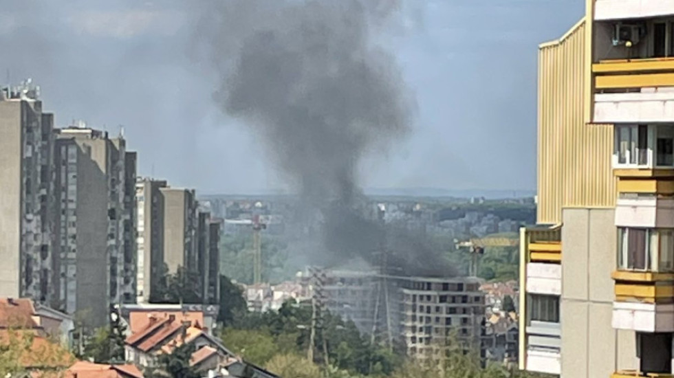 (FOTO) Požar na gradilištu na Čukaričkoj padini, više vatrogasnih vozila na terenu: Zapalila se spoljna izolacija zgrade