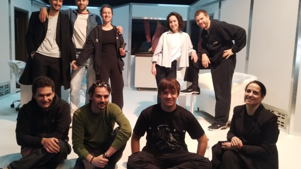 Predstava "Autorizacija" Pozorišta mladih propituje etička uverenja: Šta rade roditelji čiji sin je ubio školskog druga