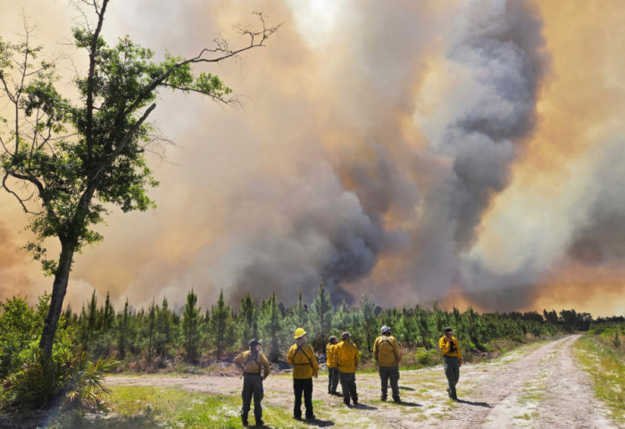 (FOTO) Bukte požari na jugoistoku SAD: Uništeno 50 kuća, naređene evakuacije u Džordžiji i Floridi