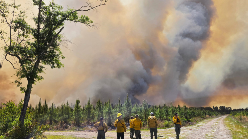 (FOTO) Bukte požari na jugoistoku SAD: Uništeno 50 kuća, naređene evakuacije u Džordžiji i Floridi