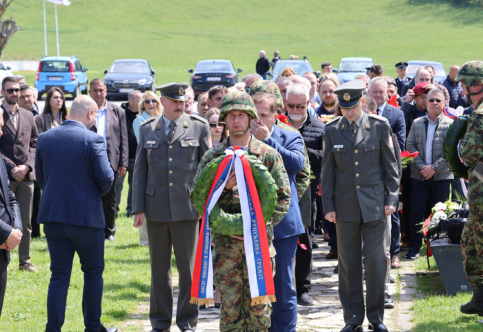 (FOTO) Obeleženo 211 godina od početka Drugog srpskog ustanka, položeni venci u spomen-kompleksu "Takovski grm"
