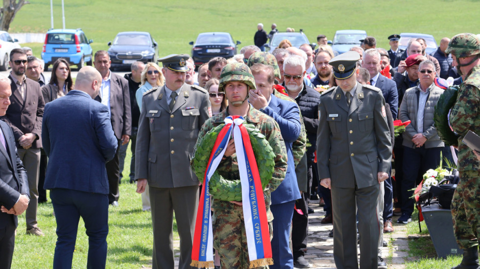 (FOTO) Obeleženo 211 godina od početka Drugog srpskog ustanka, položeni venci u spomen-kompleksu "Takovski grm"