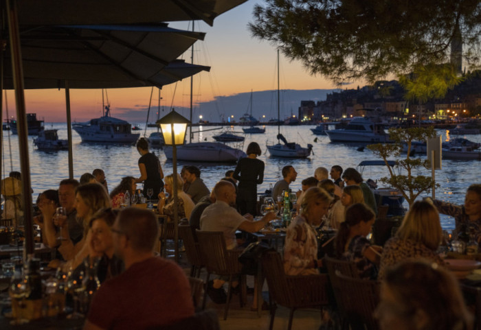 Državljani Srbije među najbrojnijim sezoncima u Hrvatskoj, najviše dozvola izdato građanima BiH, Filipincima i Nepalcima