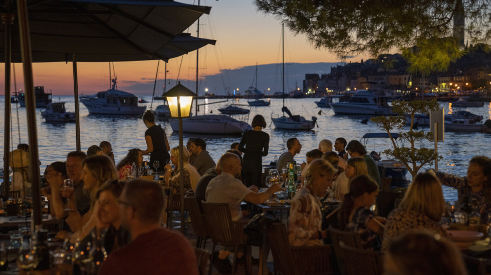 Državljani Srbije među najbrojnijim sezoncima u Hrvatskoj, najviše dozvola izdato građanima BiH, Filipincima i Nepalcima