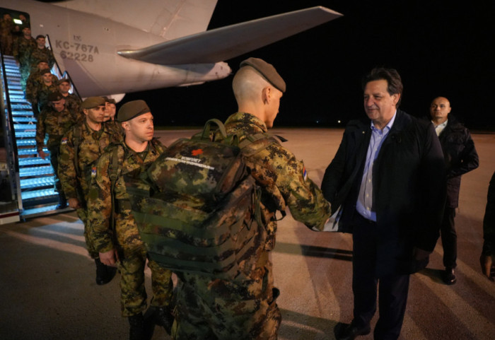 (FOTO) Gašić dočekao srpske vojnike iz Libana: "Časno ste predstavljali Srbiju"