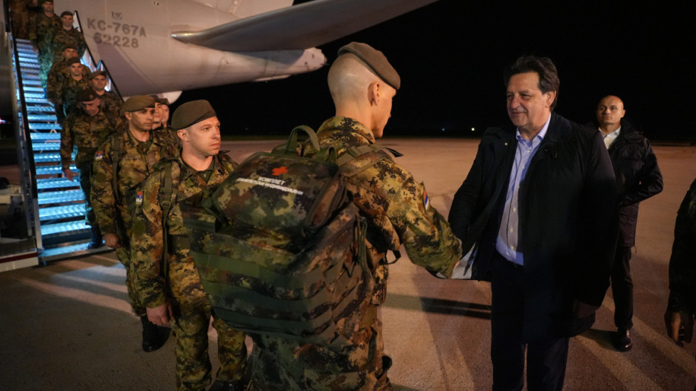 (FOTO) Gašić dočekao srpske vojnike iz Libana: "Časno ste predstavljali Srbiju"