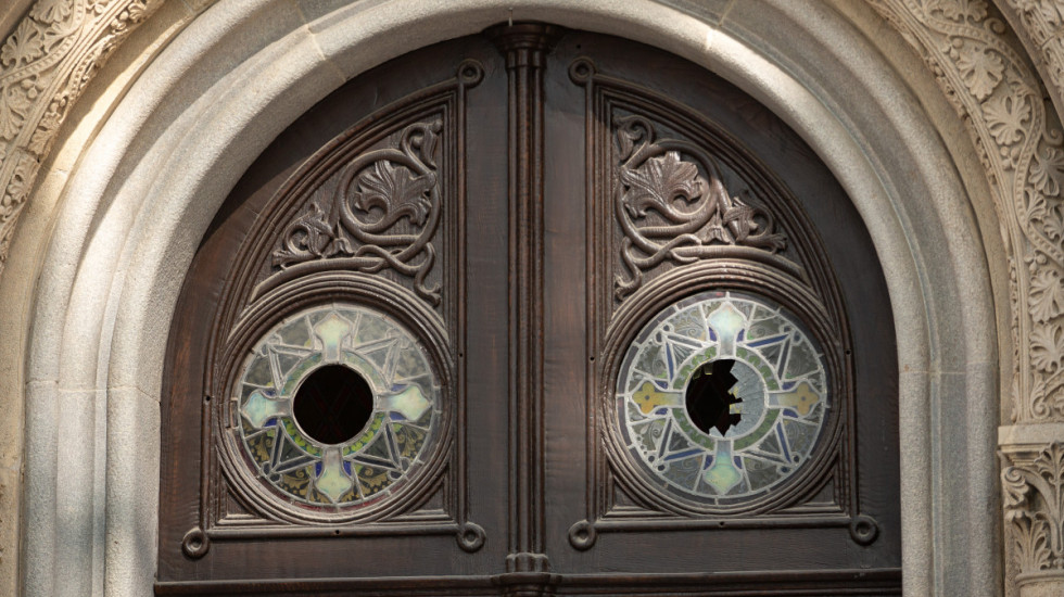 Vandal u alkoholisanom stanju uništavao pravoslavnu crkvu u Zagrebu: "Izgovarao reči mržnje, hteo da baci smeće"