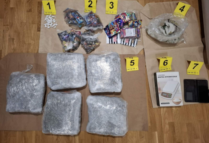 (FOTO) Pronađeni kokain i pet kilograma marihuane u stanu u Beogradu: Uhapšen mladić (26)