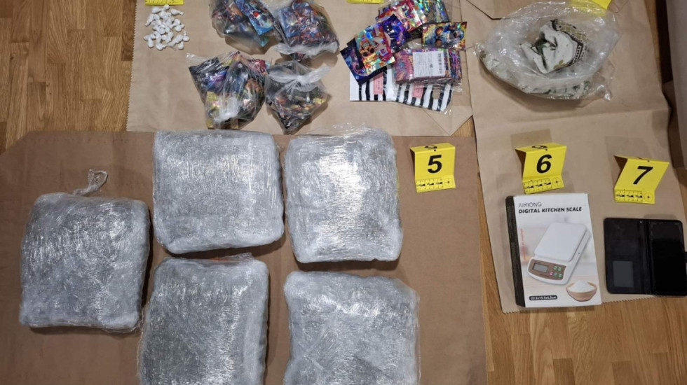 (FOTO) Pronađeni kokain i pet kilograma marihuane u stanu u Beogradu: Uhapšen mladić (26)