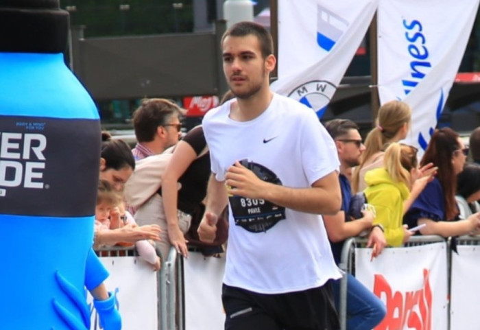Pavle (19) ima autizam, ali i čeličnu volju - istrčao polumaraton i oborio lični rekord: "Lice mu je sijalo posle trke"