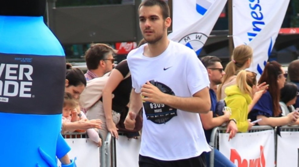 Pavle (19) ima autizam, ali i čeličnu volju - istrčao polumaraton i oborio lični rekord: "Lice mu je sijalo posle trke"