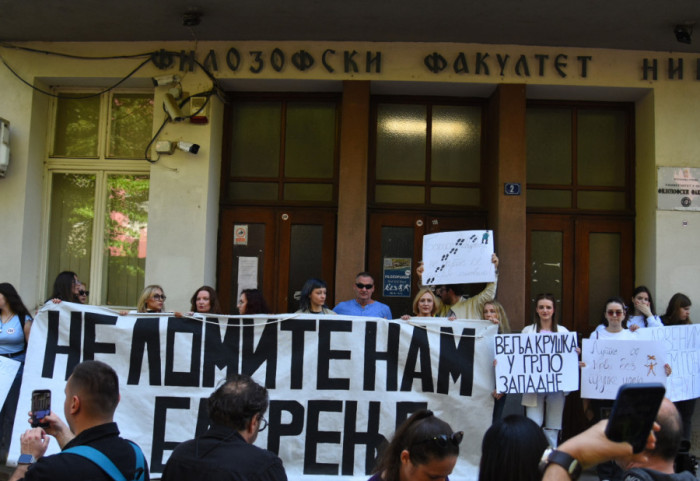 (FOTO) "Ne lomite nam bagrenje": Niški studenti protestovali zbog osnivanja Fakulteta srpskih studija