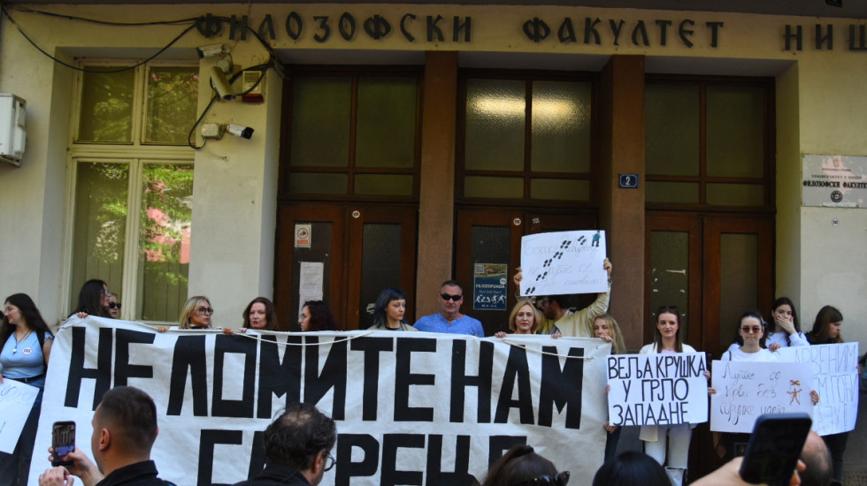(FOTO) "Ne lomite nam bagrenje": Niški studenti protestovali zbog osnivanja Fakulteta srpskih studija