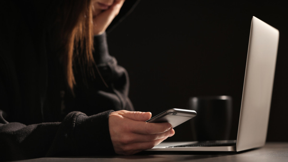 Tinejdžerka (18) slala lažne dojave o bombama školi u Crnoj Gori: Mejl poslala sa telefona državljanina (42) BiH