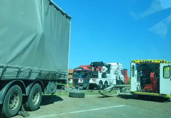 (VIDEO) Šleper probio zaštitnu ogradu: Usporen saobraćaj na auto-putu kod Aleksinca