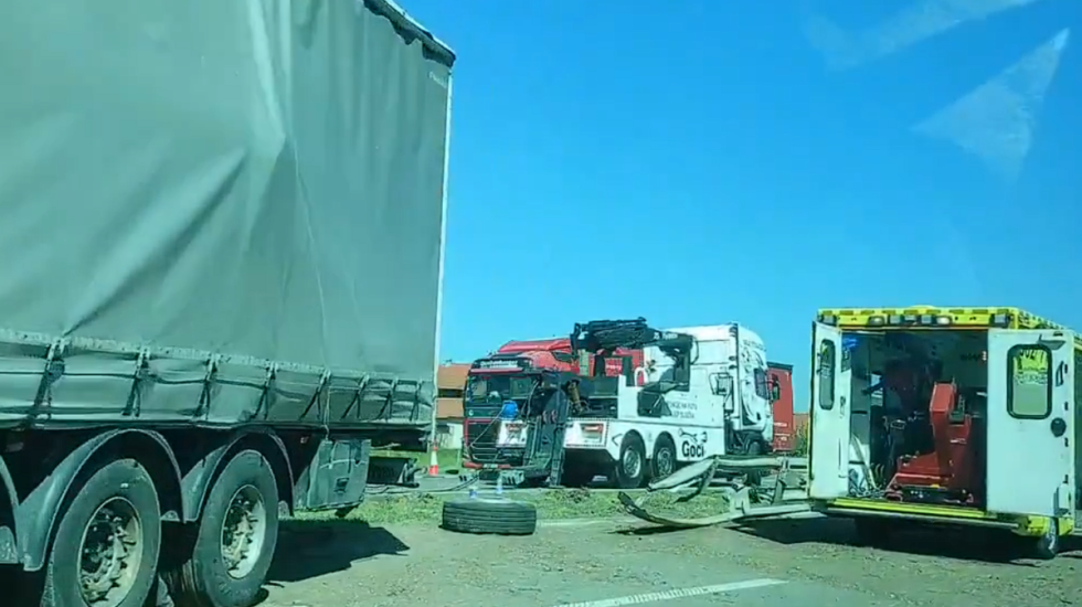 (VIDEO) Šleper probio zaštitnu ogradu: Usporen saobraćaj na auto-putu kod Aleksinca