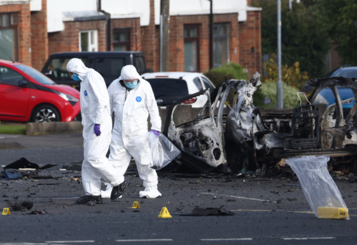 (FOTO) Policija Severne Irske istražuje eksploziju automobila-bombe kao pokušaj ubistva