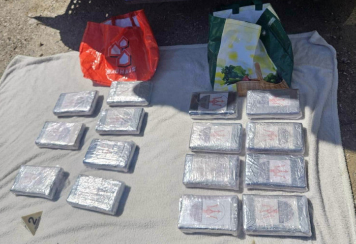 (FOTO) Novosadska policija zaplenila 17 kilograma kokaina kod Mladenovca: Uhapšena dvojica Smederevaca i Beograđanin