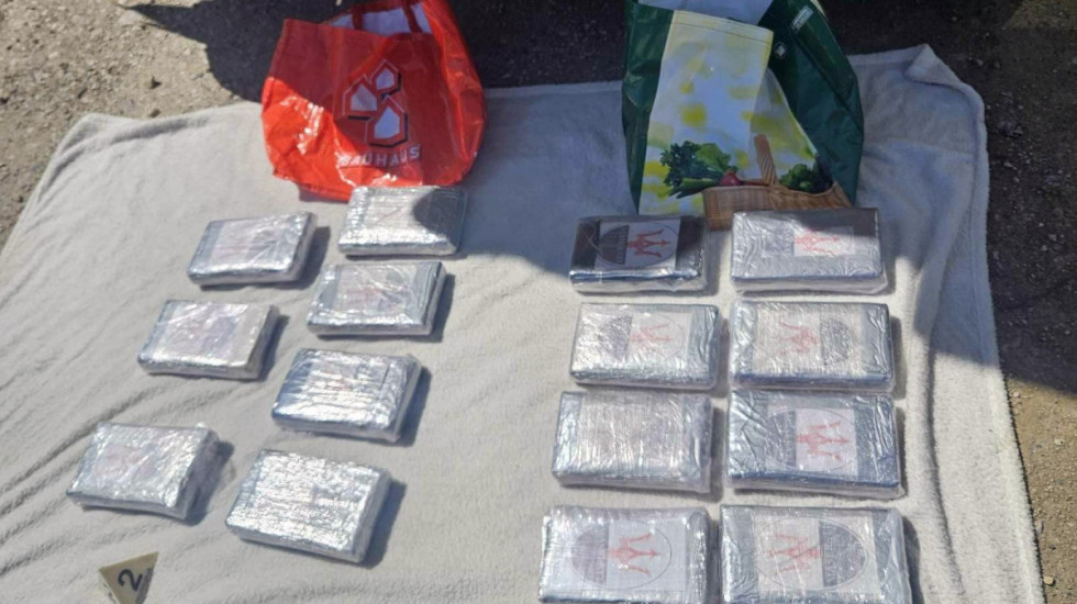 (FOTO) Zaplenjeno 17 kilograma kokaina u kamionu kod Mladenovca: Uhapšena dvojica Smederevaca i Beograđanin