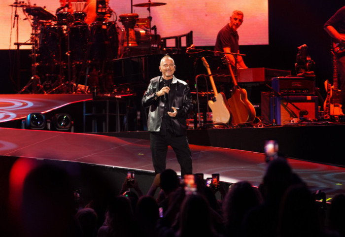 (FOTO) Eros Ramacoti održao koncert u punoj Beogradskoj areni