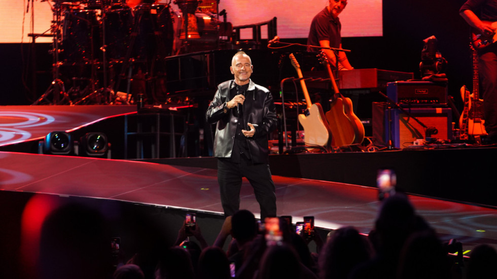 (FOTO) Eros Ramacoti održao koncert u punoj Beogradskoj areni