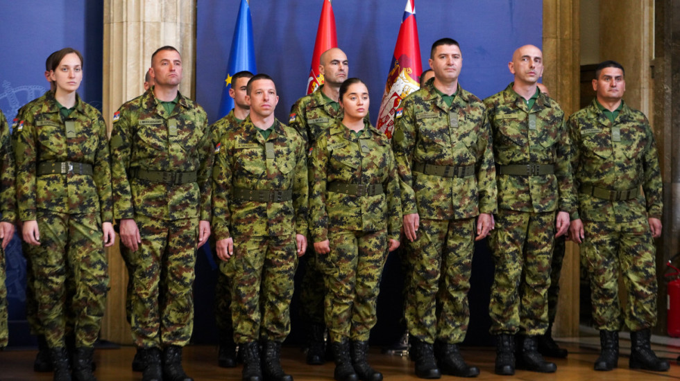 (FOTO) Vučić primio srpske vojnike angažovane u Libanu: "Primer ste profesionalizma i posvećenosti miru"