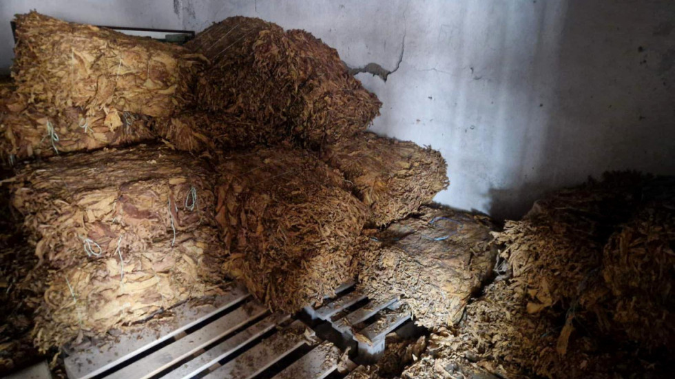 (FOTO) Nađeno oko 500 kilograma duvana u Rumi: Muškarac (66) oštetio budžet Srbije za četiri miliona dinara