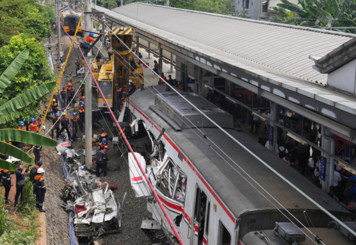 (FOTO) Sudaru vozova u Indoneziji: Poginulo 14 osoba, povređeno 84, dva putnika zarobljena