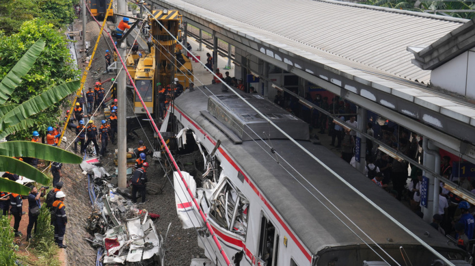 (FOTO) Sudar vozova u Indoneziji: Poginulo 14 osoba, povređeno 84, dva putnika zarobljena