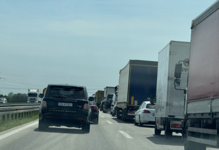 (FOTO) Velike gužve ka Beogradu kod Stare Pazov: Kolona vozila duga više kilometara, vozači da se naoružaju strpljenjem