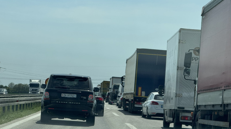 (FOTO/VIDEO) Gužva na auto-putu kod Stare Pazove: Kolona vozila duga više kilometara, vozači da se naoružaju strpljenjem