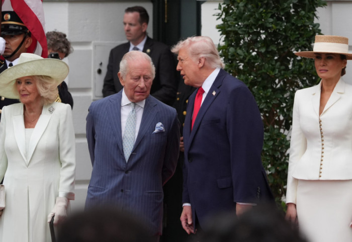 (FOTO) Kralj Čarls III i kraljica Kamila stigli u Belu kuću, počela ceremonija: Okupljeni na kiši čekaju obraćanje