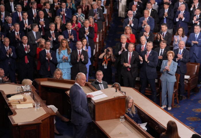 (FOTO) Amerikanci pokazali da politika ne mora da deli: Kako je kralj Čarls Treći "ujedinio" republikance i demokrate