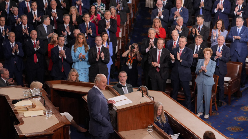 (FOTO) Amerikanci pokazali da politika ne mora da deli: Kako je kralj Čarls Treći "ujedinio" republikance i demokrate