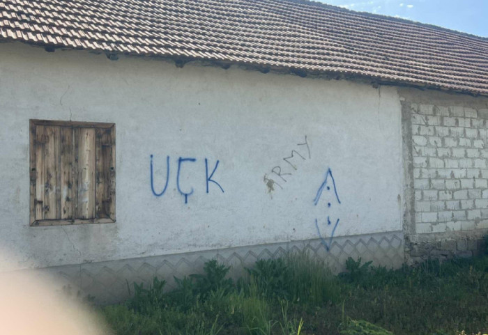 Kancelarija za KiM: Na kući porodice Jovanović u selu Mogila ispisani grafiti "UČK"
