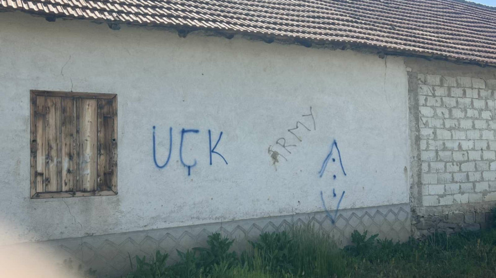 Kancelarija za KiM: Na kući porodice Jovanović u selu Mogila ispisani grafiti "UČK"